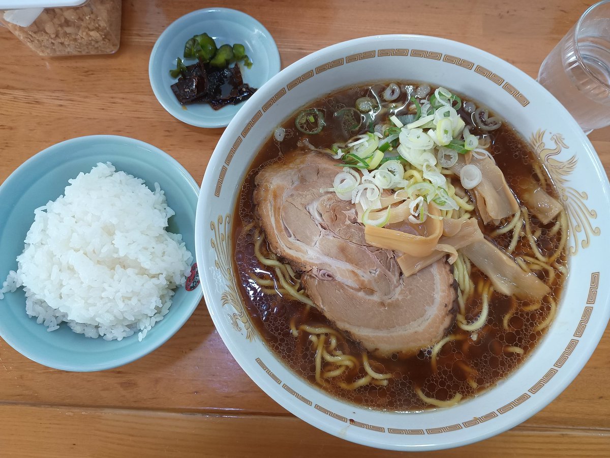 P5Us1's tweet photo. ダルマヤラーメン新庄店
ビッグラーメン＋餃子＋ライス
初訪問🍜未だに富山ブラック全般恐怖症なので、ヤングじゃ無く元祖で😅ビッグは３玉らしいけど、５玉でも全然余裕でいけそうなぐらいシンプル美味しい🙂
#富山ラーメン https://t.co/8YhUS3xSbz