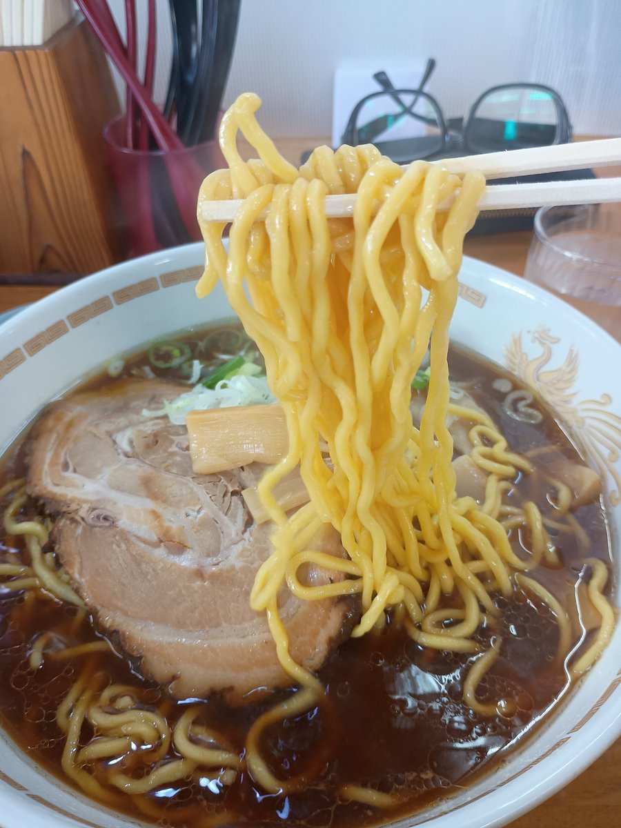 P5Us1's tweet photo. ダルマヤラーメン新庄店
ビッグラーメン＋餃子＋ライス
初訪問🍜未だに富山ブラック全般恐怖症なので、ヤングじゃ無く元祖で😅ビッグは３玉らしいけど、５玉でも全然余裕でいけそうなぐらいシンプル美味しい🙂
#富山ラーメン https://t.co/8YhUS3xSbz