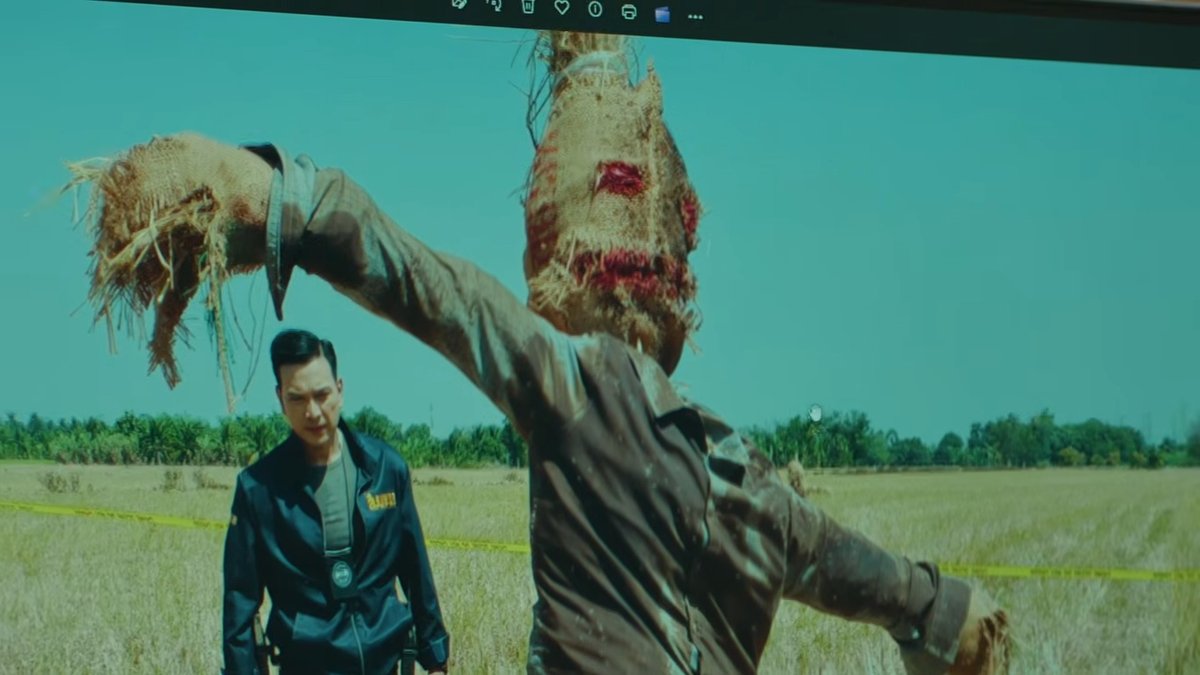 HabisNontonFilm's tweet photo. Polisi langsung investigasi 2 kasus sekaligus di sini &amp; coba mencegah pembunuhan kedua.

Cara inspektur Phat mendeduksi hasil penemuan jadi hook yg penting &amp; bikin Minton beneran gak sabar buat nungguin clue selanjutnya. Gimana puzzle kasus ini bisa terungkap dalam 10 episode? https://t.co/XqjqnuStOb