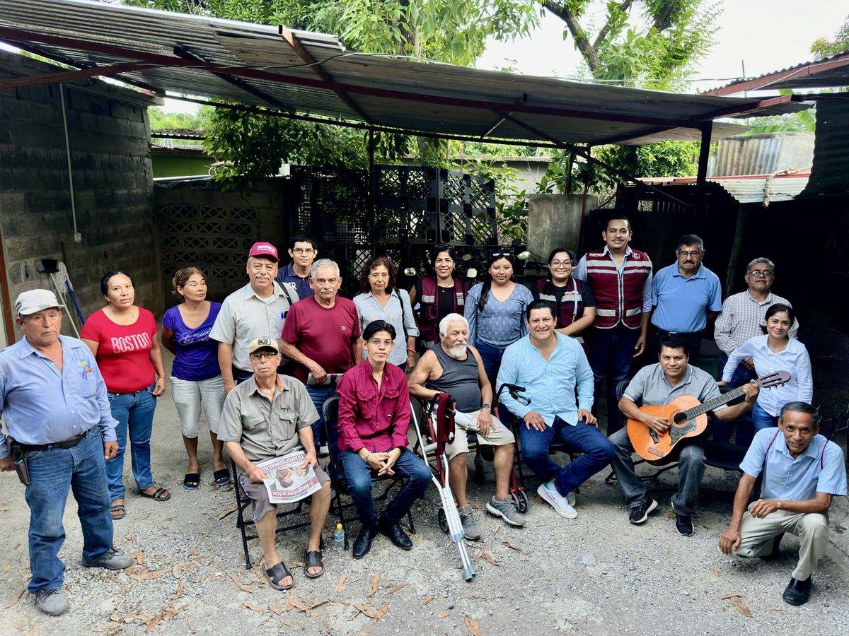 DrFcoCastillo's tweet photo. Visitamos la colonia #VistaHermosa, en Ciudad Valles, para dialogar con vecinas y vecinos sobre la defensa de nuestra soberanía nacional. 🇲🇽

Seguimos en territorio, cerca de la gente, porque la Transformación se construye caminando junto al pueblo. #MásTerritorioMenosEscritorio https://t.co/9Co4sn6Q95