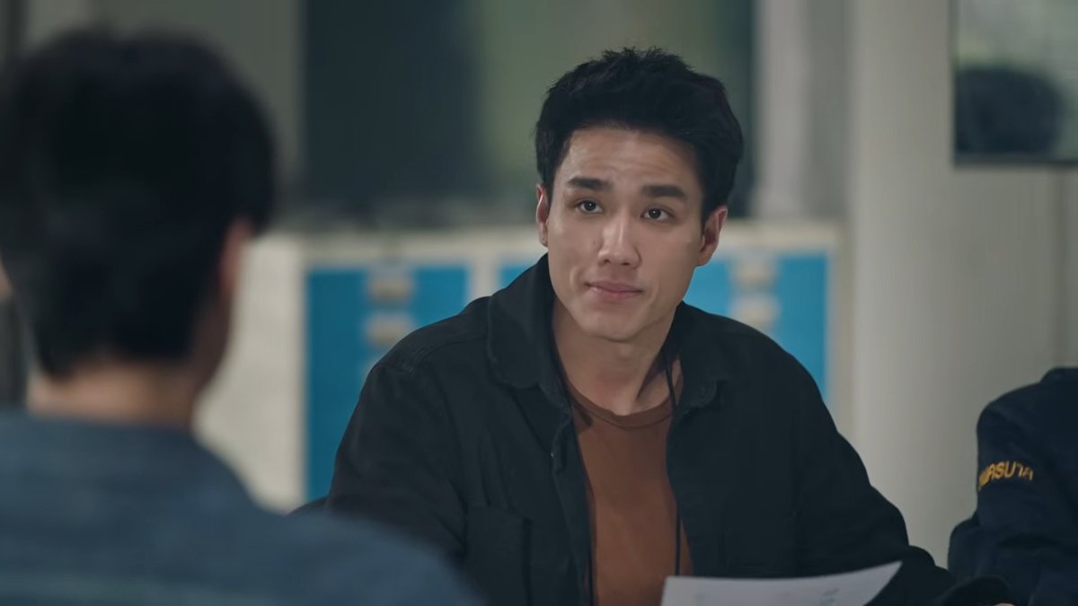HabisNontonFilm's tweet photo. Polisi langsung investigasi 2 kasus sekaligus di sini &amp; coba mencegah pembunuhan kedua.

Cara inspektur Phat mendeduksi hasil penemuan jadi hook yg penting &amp; bikin Minton beneran gak sabar buat nungguin clue selanjutnya. Gimana puzzle kasus ini bisa terungkap dalam 10 episode? https://t.co/XqjqnuStOb