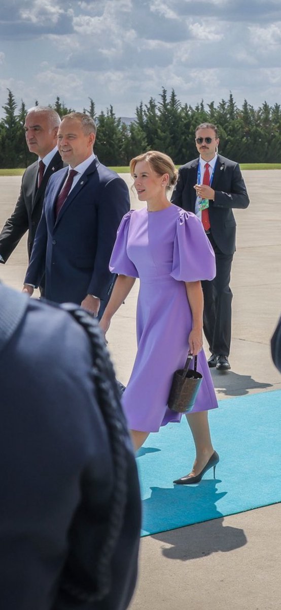 KarolPopieramy's tweet photo. Dziękuję pewnemu hejterowi za wrzucenie tego zdjęcia celem wyśmiania Pary Prezydenckiej i chętnie je pożyczam- aby uzyskać zupełnie odwrotny efekt 😎 
Kto tak jak ja uważa, że nasza Para Prezydencka wygląda tu świetnie? 🇵🇱💜 https://t.co/JzWARFZEkJ