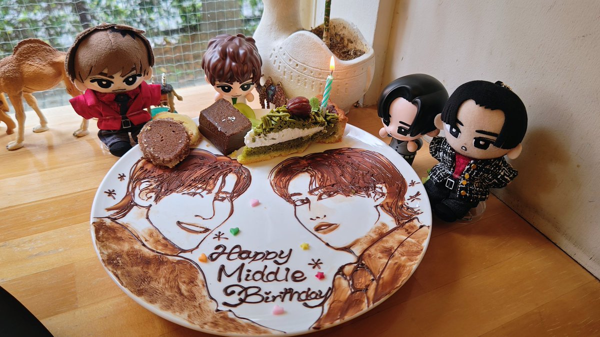 yu1chaska's tweet photo. 六本木ヒルズ近くにあるGALLERY&amp;CAFE CAMELISHへ
めめあべ真ん中バースデー用にアートプレートと花束をお願いしました✨

イラストは「ART」の楽曲の一場面を、花束は2人のメンバーカラー🖤💚をベースに作っていただきました😊
（花束の包み紙も🖤紙の上に💚紙を乗せてます）
#CAMELISH https://t.co/mMOmNhInot
