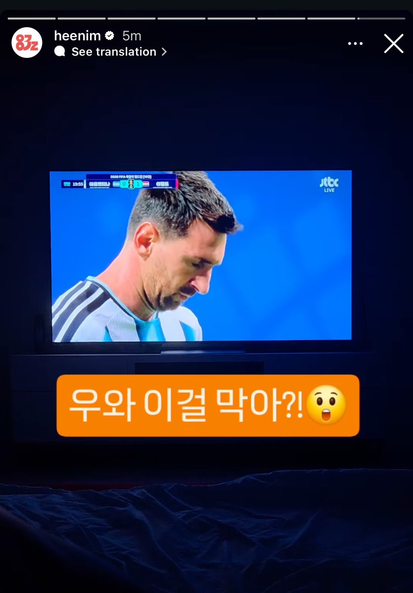justelfsj's tweet photo. هيتشول يتابع مباراة مصر والأرجنتين

-أنا أشاهد كرة القدم؟! 🤭
يقولون إنها مباراة ضخمة وكبيرة جداً 😍🍒

-هدف لمصر!!!! 👏👏👏👏
آه، ولكنني ذهبت إلى الأرجنتين خلال جولة السوبر شو 🇦🇷 

-ولكن بما أنه لا بد من وجود E.L.F في مصر أيضاً، فليكن التشجيع لمصر أيضاً 💙🩵🦚

-واو، هل تم التصدي لهذه؟! 😲