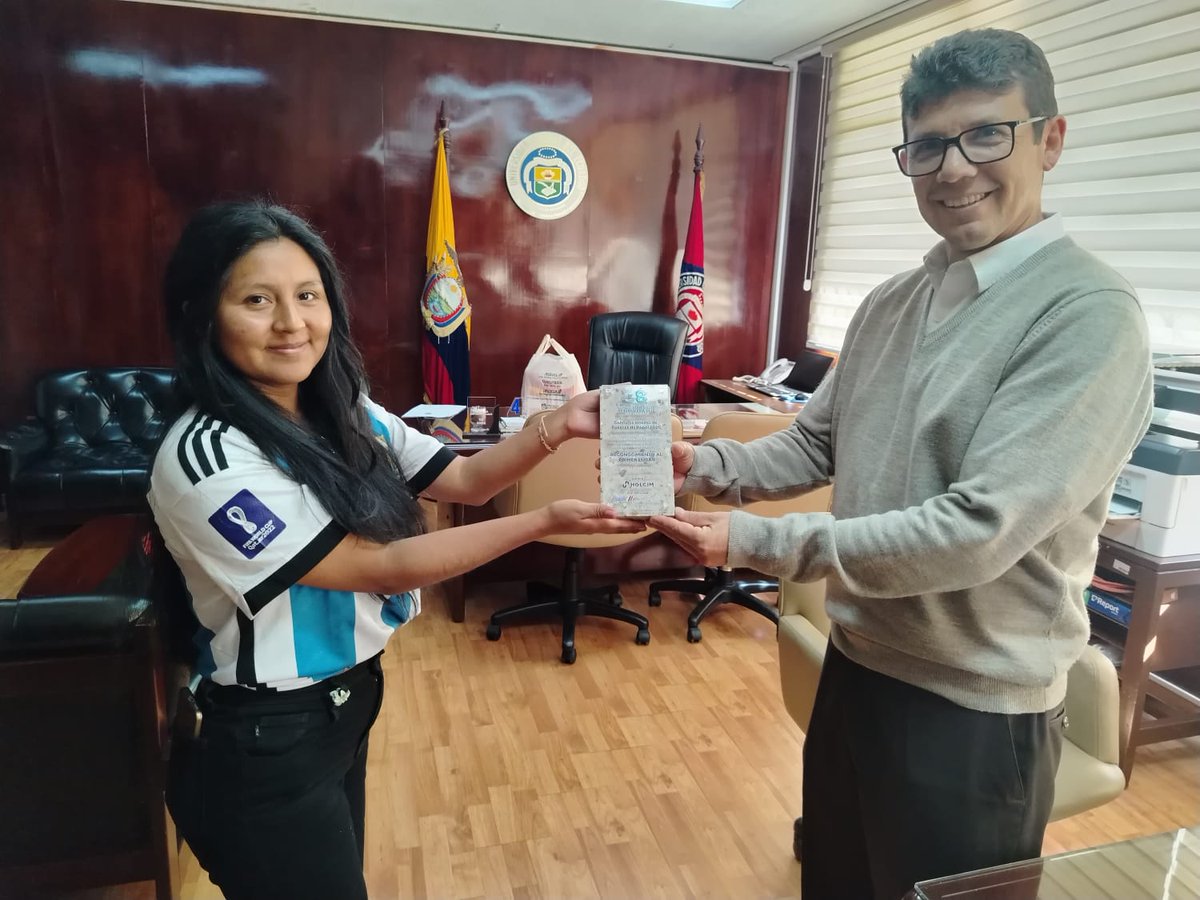 fingca_uce's tweet photo. Nuestras estudiantes de  la Carrera de Ingeniería Civil Myriam Uchubanda, Alison Tipas y Mayra Yanchaguano obtuvieron el 🥇 Primer Lugar en el Concurso de Puentes del VIII Congreso Nacional de Estudiantes de Ingeniería Civil del Ecuador, representando con excelencia a la UCE. 👏 https://t.co/yXZ1UycxWU