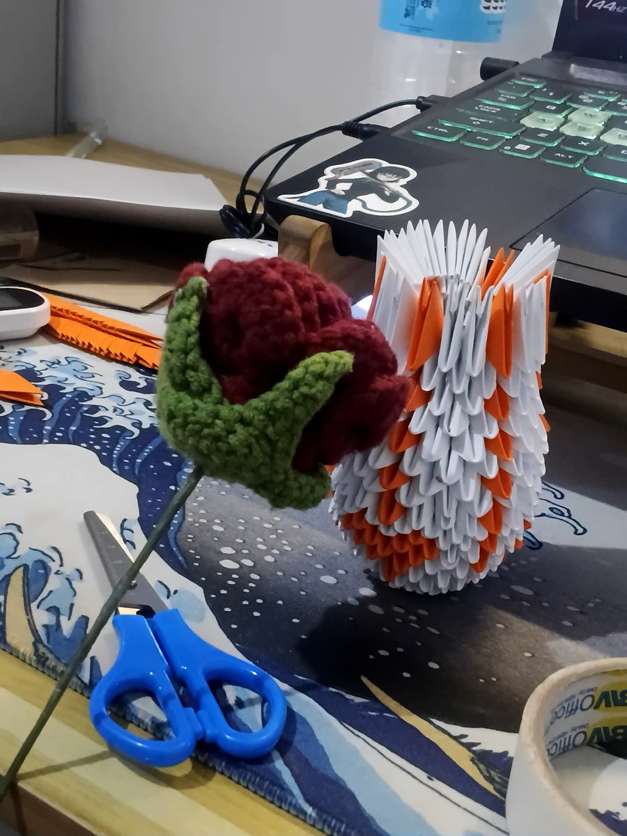 mschst_tam's tweet photo. The vase aint finished yet but me likey likey this rose :3 https://t.co/wnunsgHmYu