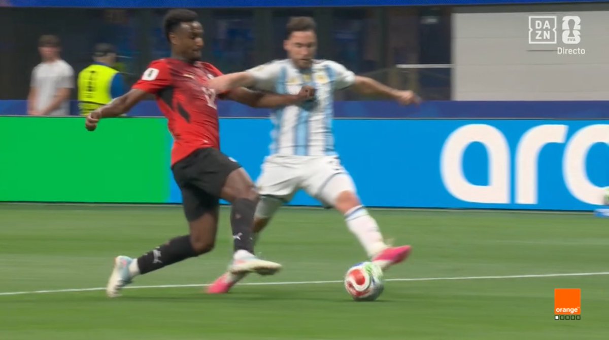 ArchivoVAR's tweet photo. ⁉️💥 ¿Es penalti la acción de Hassan sobre Tagliafico?

✅ 𝗦𝗜.

👉🏻 El lateral argentino se anticipa, puntea el balón y es trabado claramente por el extremo egipcio.

▪️ Pena máxima perfectamente señalada por François Letexier en directo. https://t.co/toAqUmqTyY