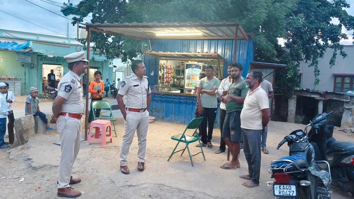 SSSPOLICE12's tweet photo. హిందూపురం అప్గ్రేడ్ పీఎస్, తూముకుంట చెక్పోస్ట్, ఇండస్ట్రియల్ ఏరియాలో జిల్లా ఎస్పీ శ్రీ ఎస్. సతీష్ కుమార్, ఐపీఎస్ గారు ఆకస్మిక తనిఖీలు నిర్వహించారు. అనంతరం చౌలర్ గ్రామంలో ప్రజలతో మమేకమై వారి సమస్యలు తెలుసుకుని, శాంతిభద్రతలు మరియు మహిళల భద్రతపై అవగాహన కల్పించారు
#SPVisit https://t.co/wXouLRpkPm