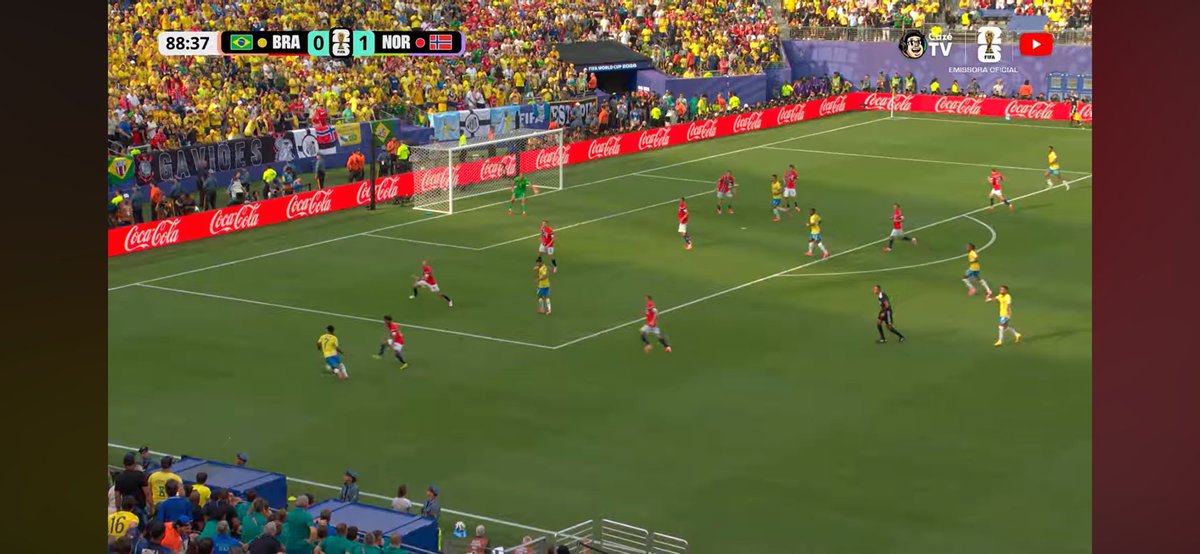 Luan_sdn's tweet photo. @Observaso17 @MrTrue_W @only_di @PLynchado @leosfernandz Tem lances piores, da pra vê o Neymar reclamando com ele pq ele tomou a pior decisão. (Dps desse lance saiu o segundo gol ) Literalmente dps desse lance. Fora o lance do Danilo e Casemiro tentando cruzar na área com o Neymar livre pra chutar ou tocar pro Vini fazer o gol https://t.co/rxYSXz9acO