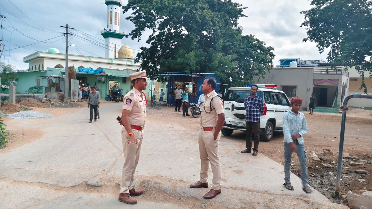 SSSPOLICE12's tweet photo. హిందూపురం అప్గ్రేడ్ పీఎస్, తూముకుంట చెక్పోస్ట్, ఇండస్ట్రియల్ ఏరియాలో జిల్లా ఎస్పీ శ్రీ ఎస్. సతీష్ కుమార్, ఐపీఎస్ గారు ఆకస్మిక తనిఖీలు నిర్వహించారు. అనంతరం చౌలర్ గ్రామంలో ప్రజలతో మమేకమై వారి సమస్యలు తెలుసుకుని, శాంతిభద్రతలు మరియు మహిళల భద్రతపై అవగాహన కల్పించారు
#SPVisit https://t.co/wXouLRpkPm