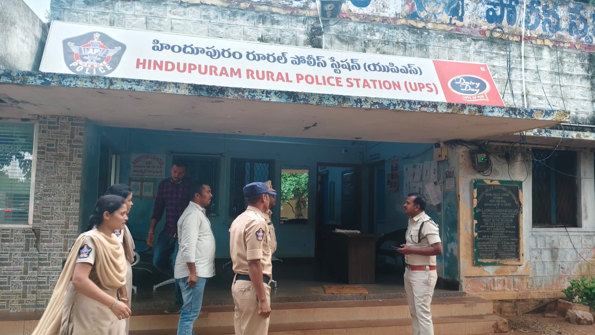 SSSPOLICE12's tweet photo. హిందూపురం అప్గ్రేడ్ పీఎస్, తూముకుంట చెక్పోస్ట్, ఇండస్ట్రియల్ ఏరియాలో జిల్లా ఎస్పీ శ్రీ ఎస్. సతీష్ కుమార్, ఐపీఎస్ గారు ఆకస్మిక తనిఖీలు నిర్వహించారు. అనంతరం చౌలర్ గ్రామంలో ప్రజలతో మమేకమై వారి సమస్యలు తెలుసుకుని, శాంతిభద్రతలు మరియు మహిళల భద్రతపై అవగాహన కల్పించారు
#SPVisit https://t.co/wXouLRpkPm