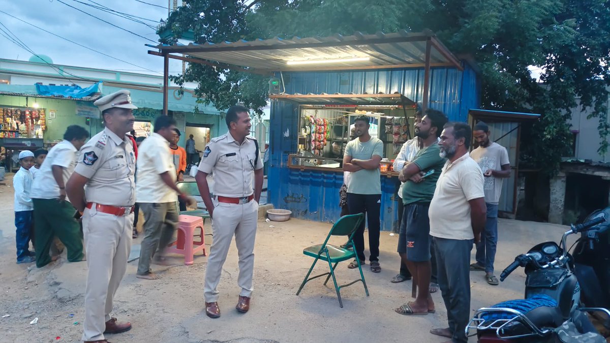 SSSPOLICE12's tweet photo. హిందూపురం అప్గ్రేడ్ పీఎస్, తూముకుంట చెక్పోస్ట్, ఇండస్ట్రియల్ ఏరియాలో జిల్లా ఎస్పీ శ్రీ ఎస్. సతీష్ కుమార్, ఐపీఎస్ గారు ఆకస్మిక తనిఖీలు నిర్వహించారు. అనంతరం చౌలర్ గ్రామంలో ప్రజలతో మమేకమై వారి సమస్యలు తెలుసుకుని, శాంతిభద్రతలు మరియు మహిళల భద్రతపై అవగాహన కల్పించారు
#SPVisit https://t.co/wXouLRpkPm