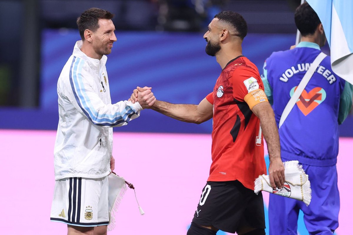 🚨 Lionel Messi and Mo Salah shake hands before Argentina vs Egypt.
