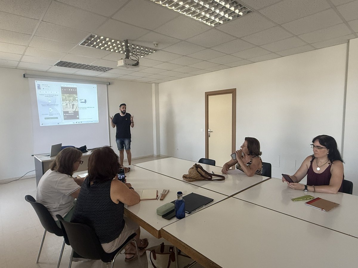 CCult_Guiju's tweet photo. 📱 Finaliza en el Centro Cultural el curso “Apps imprescindibles para móviles”, desarrollado junto a CyL Digital.

Los participantes han aprendido a utilizar aplicaciones esenciales para aprovechar al máximo su teléfono móvil y mejorar sus competencias digitales.

📸 CCult. https://t.co/v5HHTxgzX0