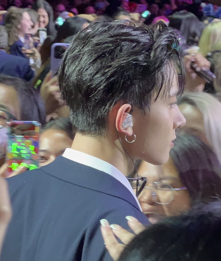 sparkhees's tweet photo. thinking about him rn https://t.co/30Sdt3c021