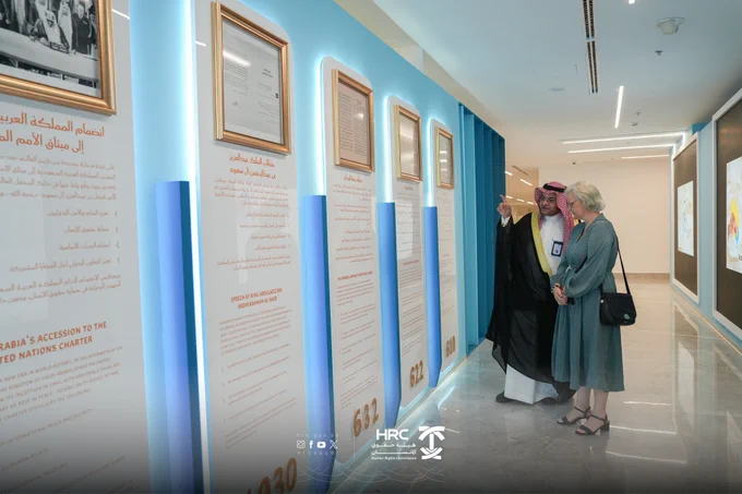 استقبلت معالي رئيس #هيئة_حقوق_الإنسان د. هلا بنت مزيد التويجري، في مقر الهيئة، سعادة سفيرة جمهورية البرتغال لدى المملكة، السيدة لويزا فراغوسو، حيث جرى خلال اللقاء استعراض عددٍ من الموضوعات ذات الاهتمام المشترك، وبحث سبل تعزيز التعاون في المجالات ذات الصلة بحقوق الإنسان. كما شملت الزيارة جولة في #معرض_حقوق_الإنسان، اطّلعت خلالها على أبرز المحطات الحقوقية والتشريعية في المملكة، والجهود الوطنية المبذولة في تعزيز وحماية حقوق الإنسان.