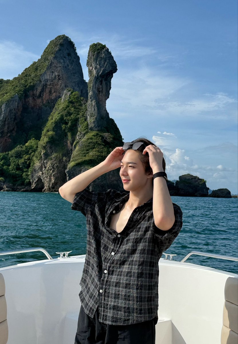 CwrNew's tweet photo. เมะมาละครับ 😎
#NuNew https://t.co/3xA6jOhFyr