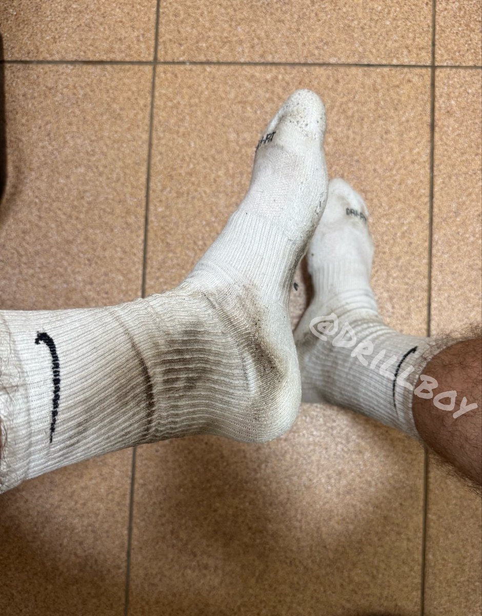 drillboypl's tweet photo. Chcę widzieć jak wy uległe psy poniżacie się żeby wysłać mi kod 🥱 Do nogi kundlu waruj w dm tylko tego się nadajesz śmieciu 😈🥷 #socks #drill #feet #findom https://t.co/UvmW0cfm96