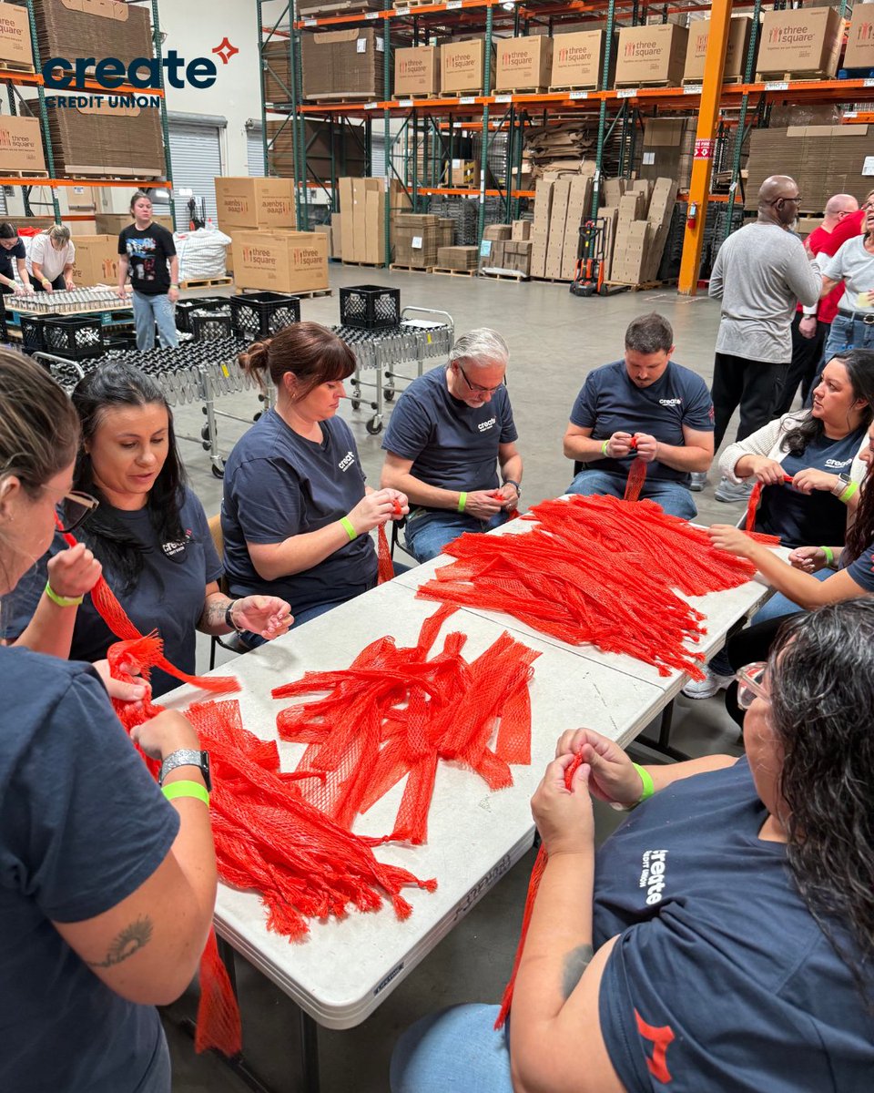 CreateCreditU's tweet photo. Giving back is at the heart of who we are. We're grateful for the opportunity to support @ThreeSquareLV. Our #TeamCreateCreditUnion was proud to roll up our sleeves, lending a hand both in and out of the kitchen to help make a difference.
#TeamTuesday #CommunityFirst https://t.co/1PH1VdAFX3