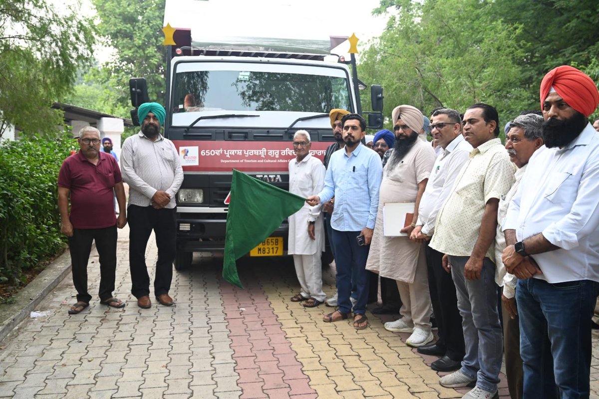 RupnagarDpro's tweet photo. To commemorate the 650th Prakash Purab of Sri Guru Ravidas Ji, MLA Advocate Dinesh Chadha flagged off a documentary van to screen a special film on his life, philosophy, and teachings across villages. https://t.co/h8ahjp1tjS
