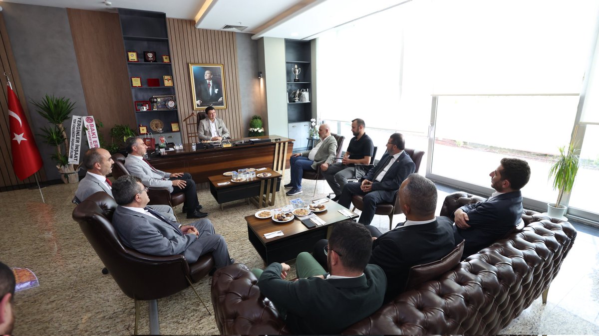 erdalaltuns's tweet photo. Genel Başkanımız Sayın Mahmut Arıkan ve İl Yönetim Kurulu üyelerimizle birlikte, Kayserispor yönetimine seçilen Sayın Ali Çamlı ve kıymetli yönetimini ziyaret ederek hayırlı olsun dileklerimizi ilettik.

Şehrimizin ortak değeri olan Kayserispor üzerine verimli bir istişare gerçekleştirdik, karşılıklı fikir alışverişinde bulunduk. Kayserispor'a sahip çıkmak; Kayseri'ye, birlik ve beraberliğimize sahip çıkmaktır.

Nazik misafirperverlikleri için teşekkür ediyor, yeni yönetime görevlerinde muvaffakiyet, Kayserispor'umuza ise başarılarla dolu bir sezon diliyorum.