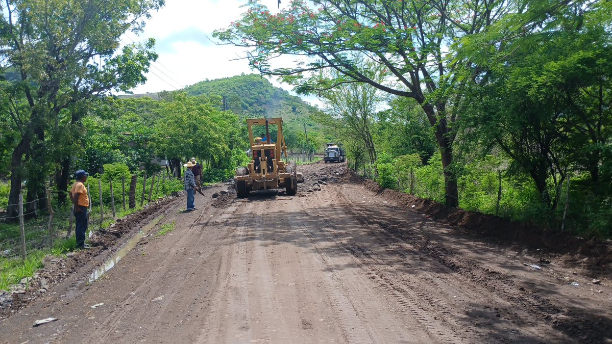 CJCA85's tweet photo. Rehabilitación de tramo carretero con maquinaria pesada https://t.co/z9Ym6qbASF
