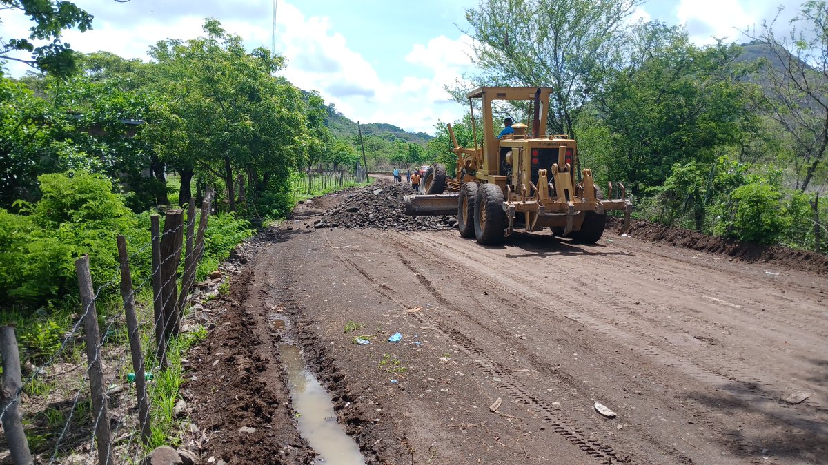 CJCA85's tweet photo. Rehabilitación de tramo carretero con maquinaria pesada https://t.co/z9Ym6qbASF