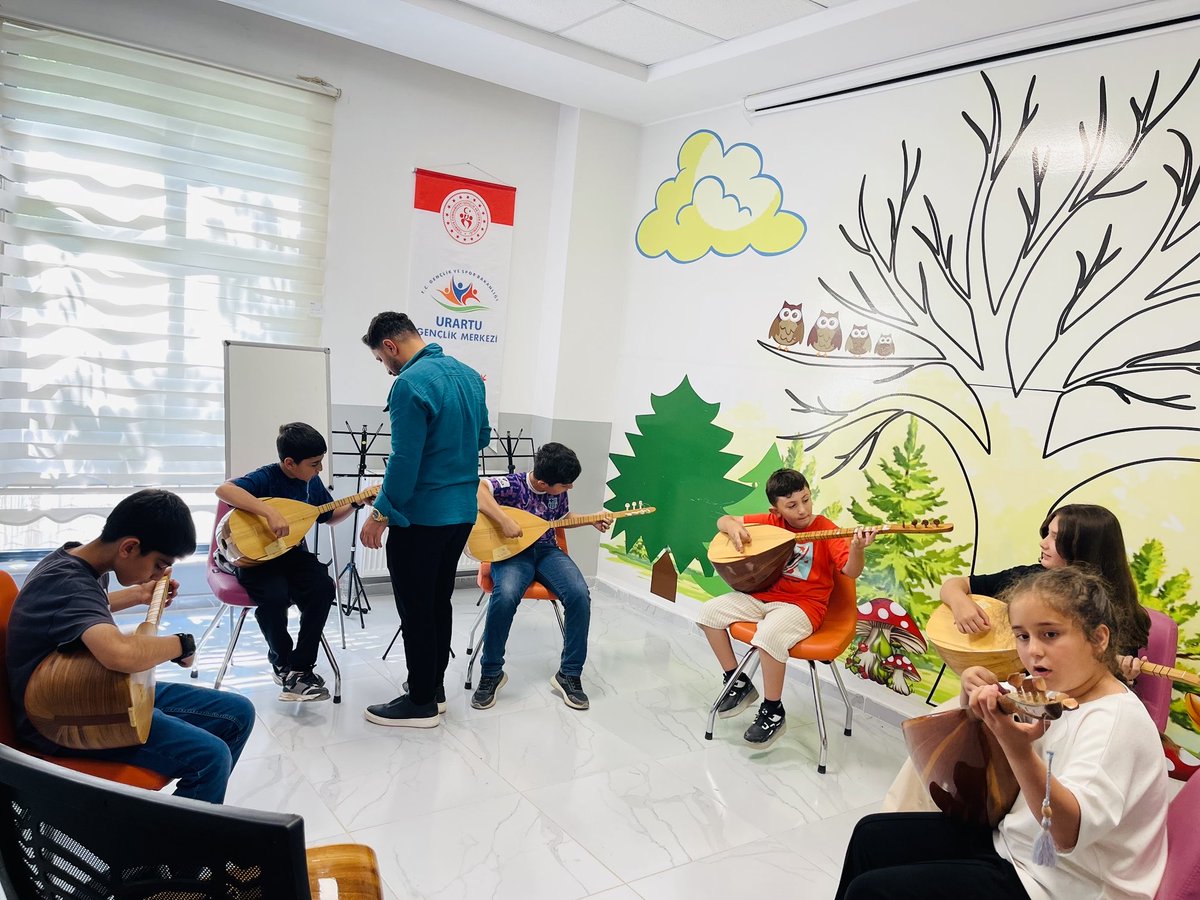 GSB_UrartuGM's tweet photo. 🎨 GSB Gençlik Yaz Kulübü kapsamında düzenlenen Bağlama Eğitimlerimizde gençlerimiz el becerilerini geliştirirken ve birlikte öğrenmenin keyfini yaşıyor.
Yaz boyunca birbirinden renkli etkinliklerle gençlerimizi buluşturmaya devam ediyoruz.✨ https://t.co/r9hmXJP3GD