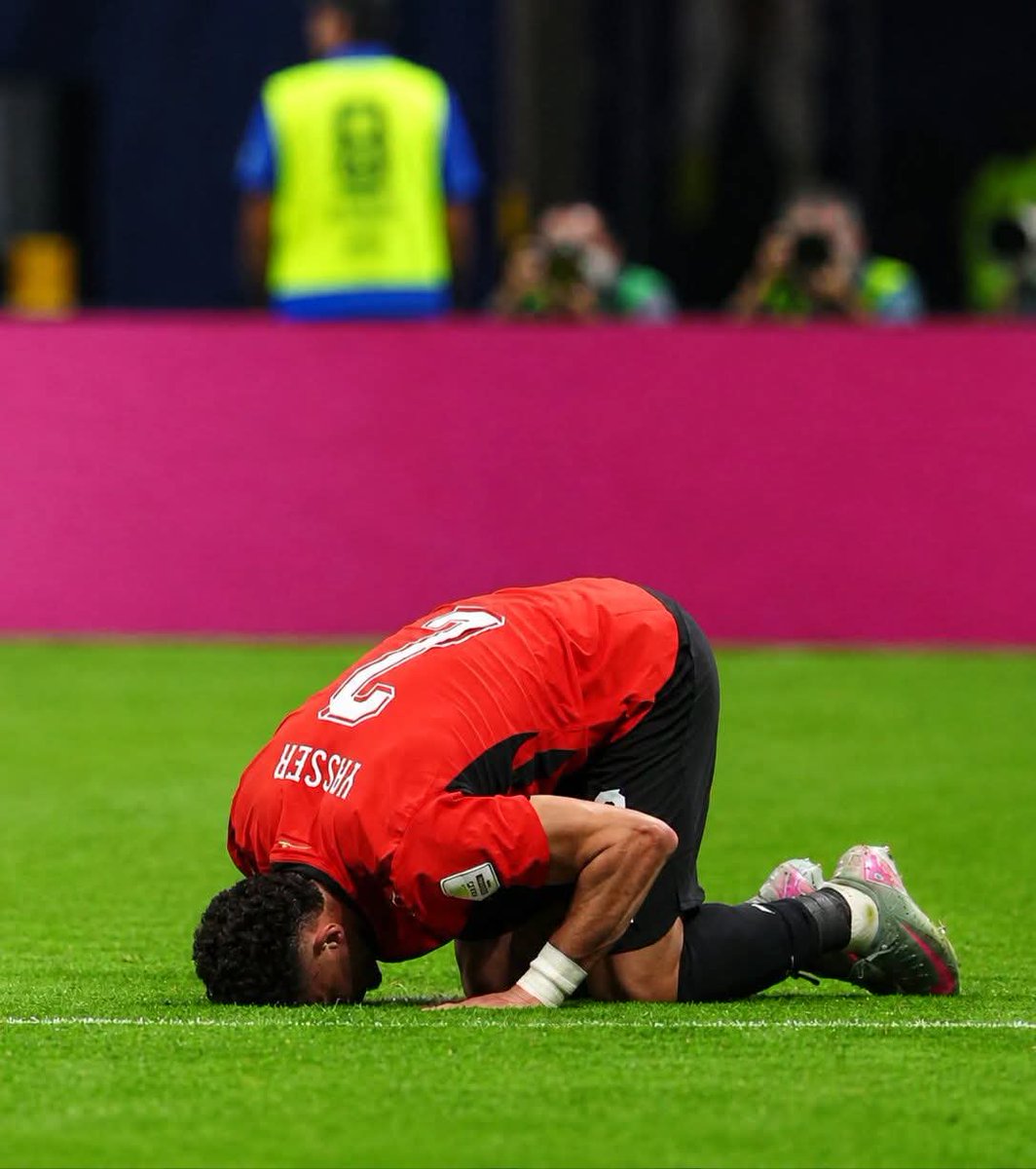 Cool_Ustaz's tweet photo. Yasser Ibrahim falls into sajdah after Egypt scores first World Cup goal against Argentina. https://t.co/ceIEYlzmyU