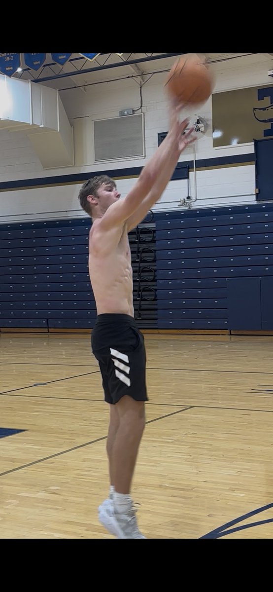BrantNieb14's tweet photo. Yesterday:
130 3s
120 2s
250 total
2250 summer total
@shoeshoops https://t.co/eyTZG0cda7