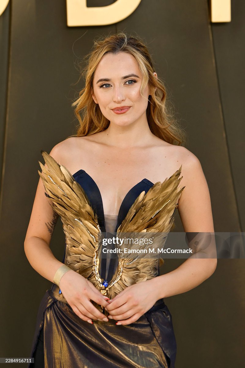 alicespixels's tweet photo. ATHENA INSPIRED at #TheOdyssey World Premiere 🏛️🦉🌊💙⚔️✨ https://t.co/8mbJDF6eTP