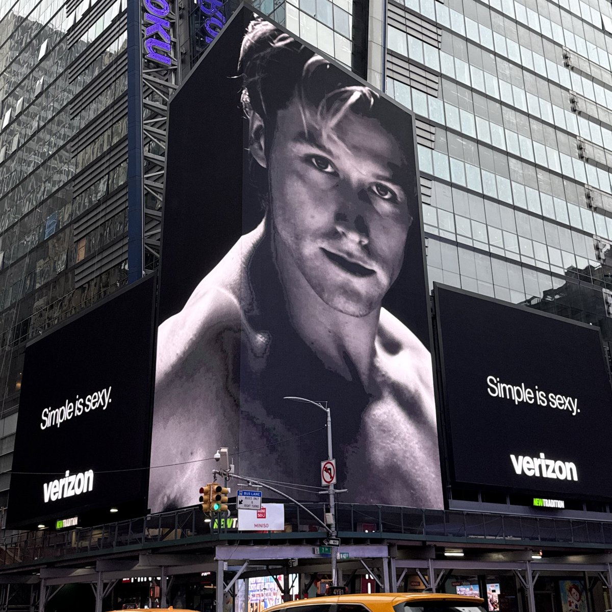 Verizon's tweet photo. Spotted in Times Square... https://t.co/gVbzAAXCeY