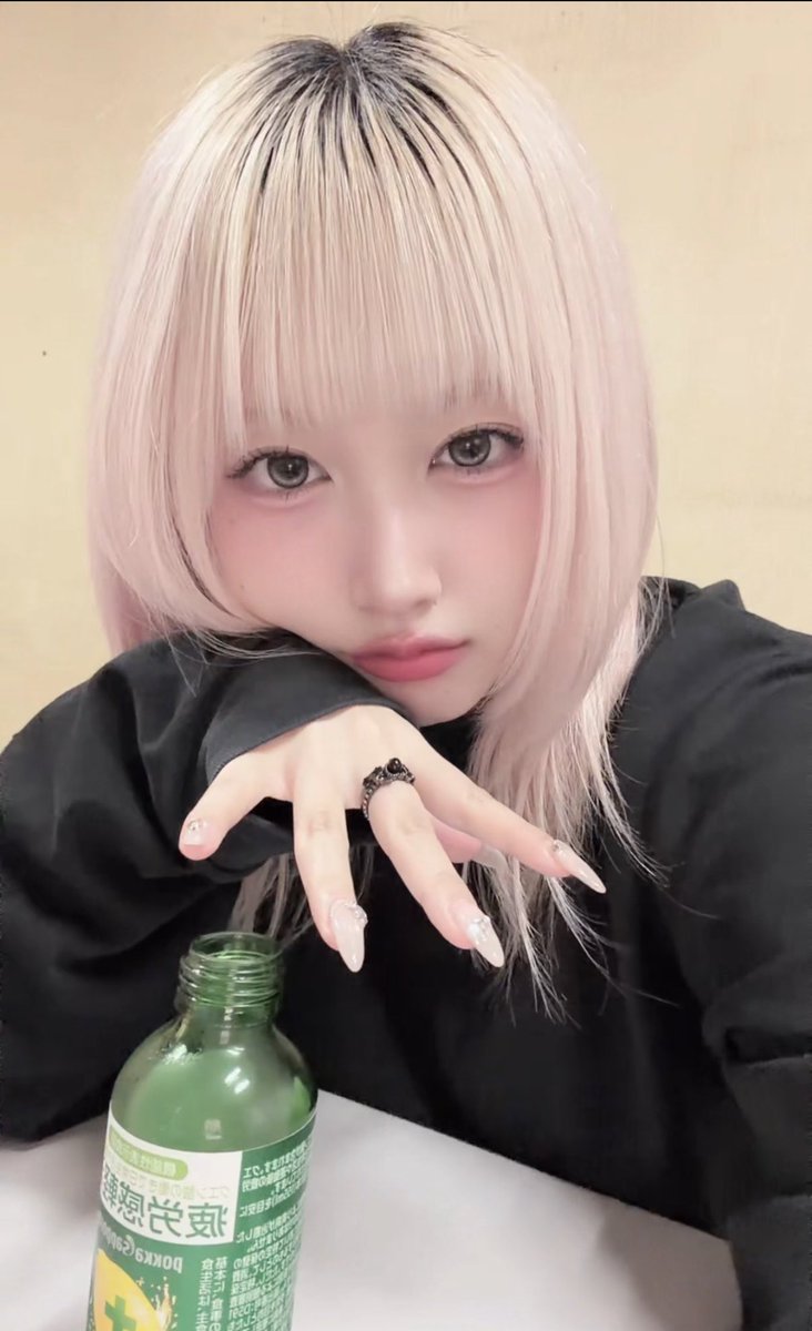 moon_qp_'s tweet photo. 薬指に指輪待ってる感じの動画載せたよ
エクステ外しました。今めっちゃイケメンかも🤙🏻🤙🏻

https://t.co/AJjYMTKV8a https://t.co/nVmqum4xCg