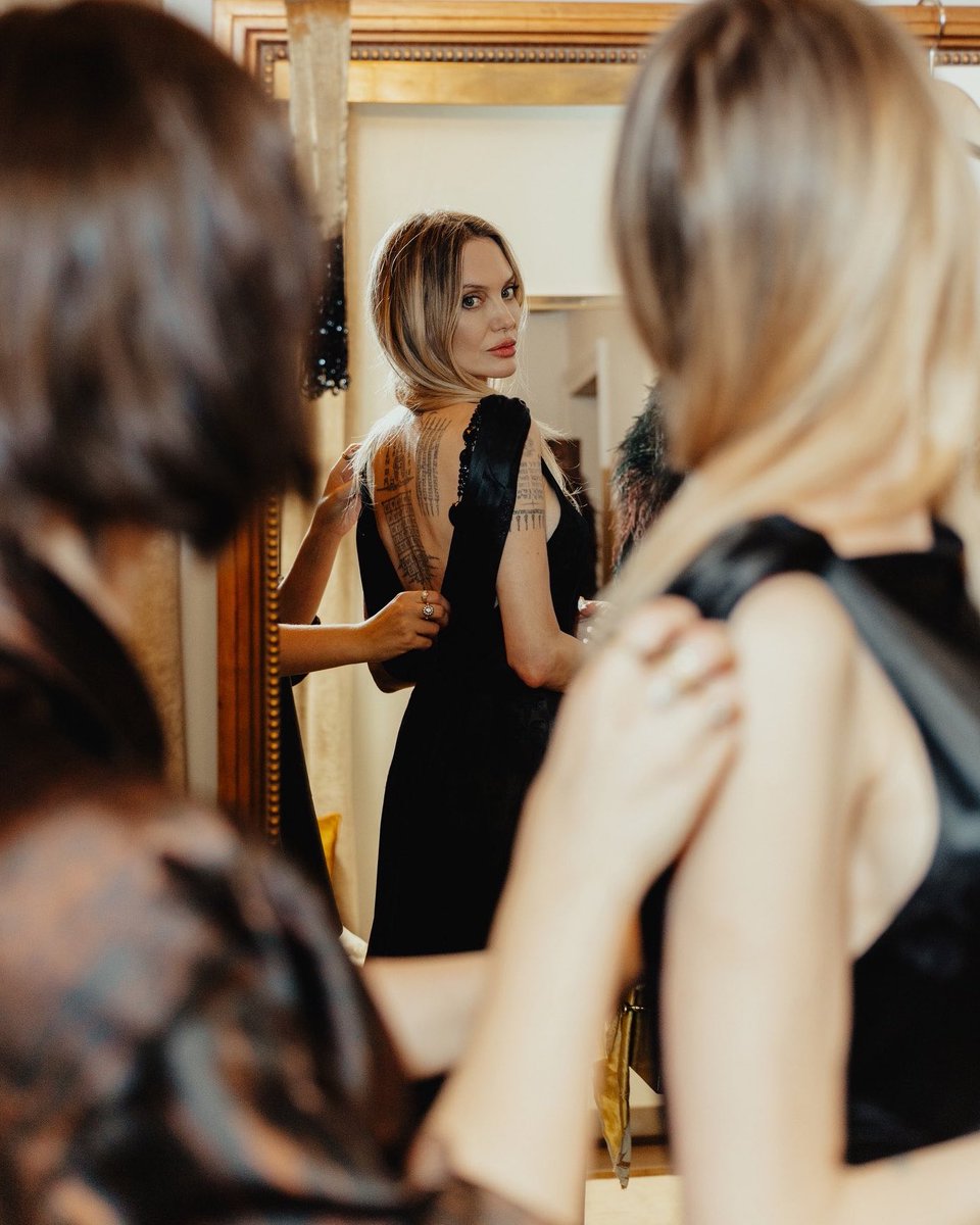 angiesfilm's tweet photo. angelina jolie’s back is genuinely a work of art! https://t.co/81aNzHFgb9