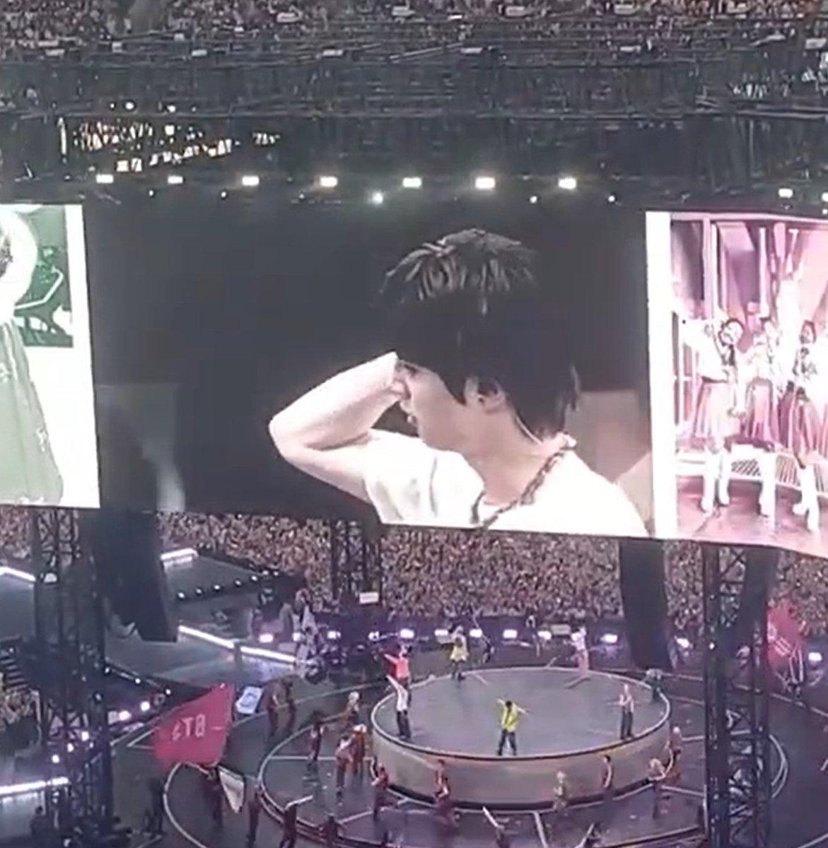 nightstar1201's tweet photo. Rolling Stone used a photo of BTS Jin on the big screen in its five star review of the BTS London concert.
#JIN #방탄소년단진 @BTS_twt @RollingStone https://t.co/9CxMvZ2dXz