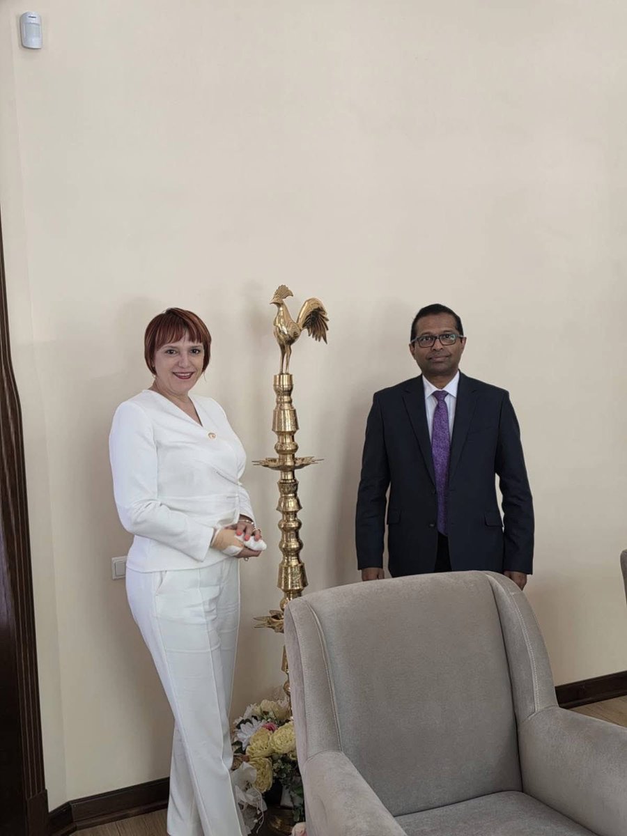 DeputatCDascalu's tweet photo. Am avut onoarea de a fi invitată oficial la Ambasada Republicii Democrate Socialiste Sri Lanka în România, unde am avut o întrevedere cu Excelența Sa, domnul Samantha Pathirana, Ambasadorul R.D.S. Sri Lanka în România.

În cadrul întâlnirii am discutat despre consolidarea relațiilor bilaterale dintre România și Sri Lanka, precum și despre identificarea unor noi oportunități de cooperare în domeniile parlamentar, economic, educațional și agricol.

Am abordat posibilitatea intensificării dialogului parlamentar prin organizarea unor vizite reciproce, schimburi de experiență între comisiile de specialitate și consolidarea Grupului parlamentar de prietenie România–Sri Lanka.

Un alt subiect important l-a constituit dezvoltarea cooperării economice și comerciale, dar și oportunitățile de colaborare dintre universitățile din cele două state, mobilități academice și proiecte comune în domeniul educației.

Îi mulțumesc Excelenței Sale, domnului Samantha Pathirana, pentru primirea călduroasă, dialogul deschis și disponibilitatea de a dezvolta relațiile de prietenie și cooperare dintre România și Republica Democrată Socialistă Sri Lanka.
Cred că dialogul și diplomația parlamentară sunt fundamentul unor parteneriate solide, capabile să genereze proiecte concrete în beneficiul cetățenilor ambelor state. 🇷🇴🤝🇱🇰