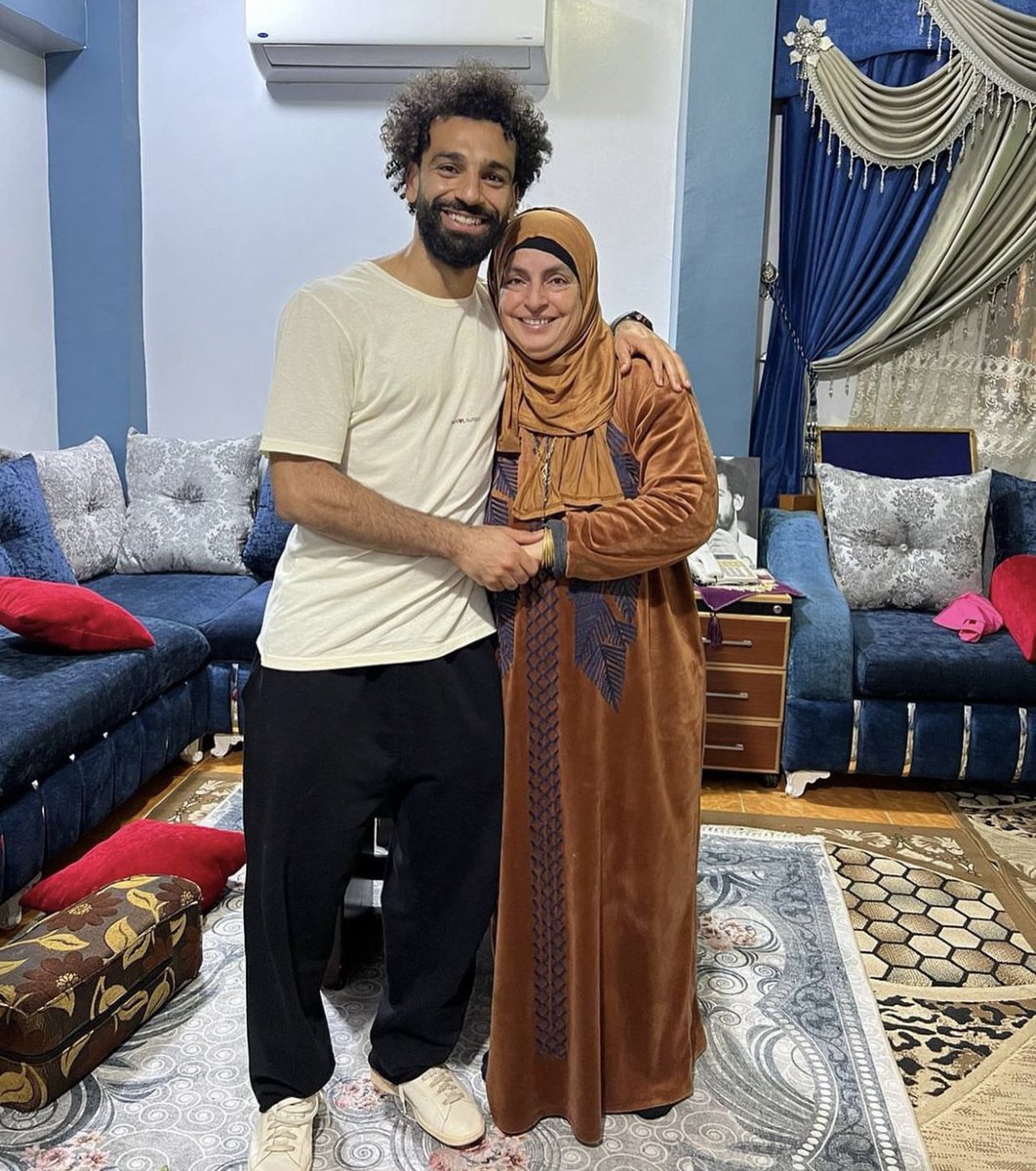 MyovSs's tweet photo. محمد صلاح برفقة والديه في مصر https://t.co/aAuzm9BlEN
