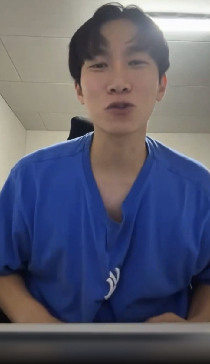 BTOBSupports's tweet photo. Sad news Eunkwang had to let go this shirt because it become uncomfortable for him
Today will be the last day of him wearing this blue skin😭🥺 https://t.co/JsVnegvFNt