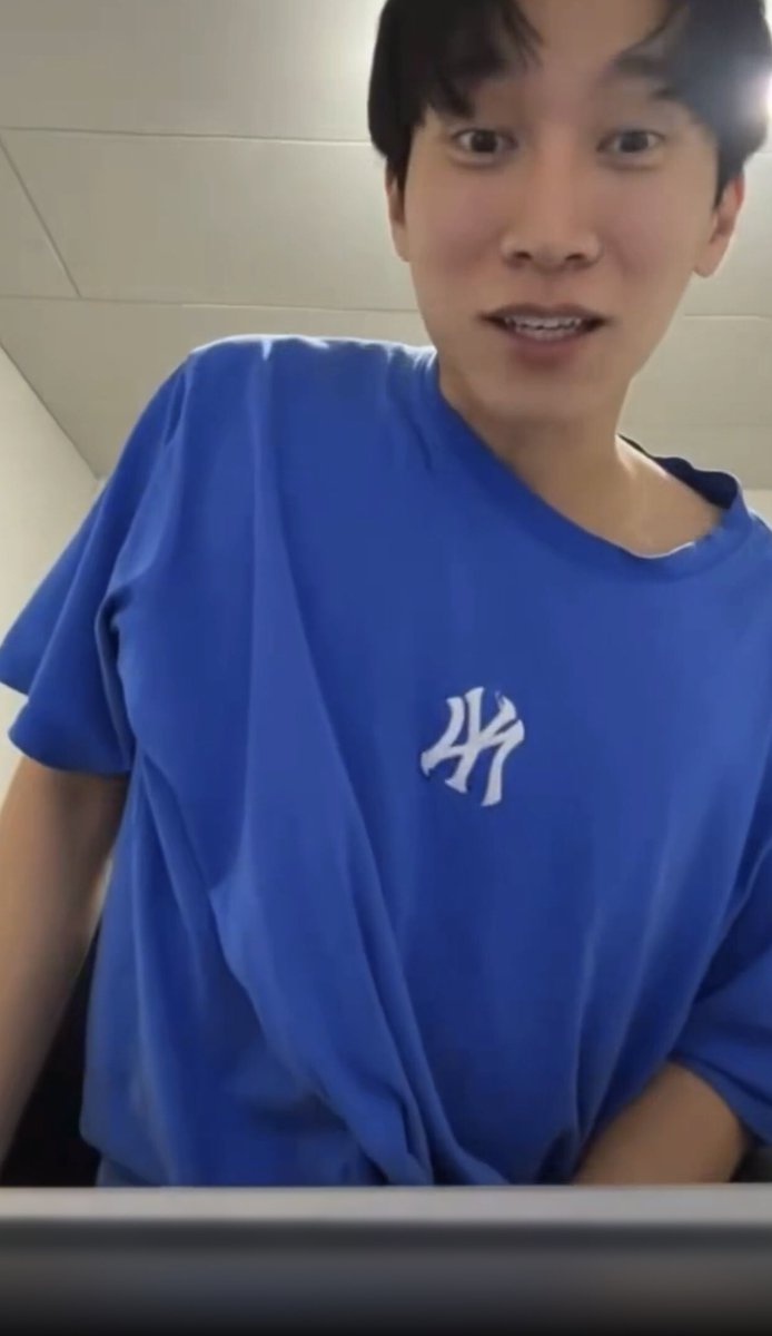 BTOBSupports's tweet photo. Sad news Eunkwang had to let go this shirt because it become uncomfortable for him
Today will be the last day of him wearing this blue skin😭🥺 https://t.co/JsVnegvFNt