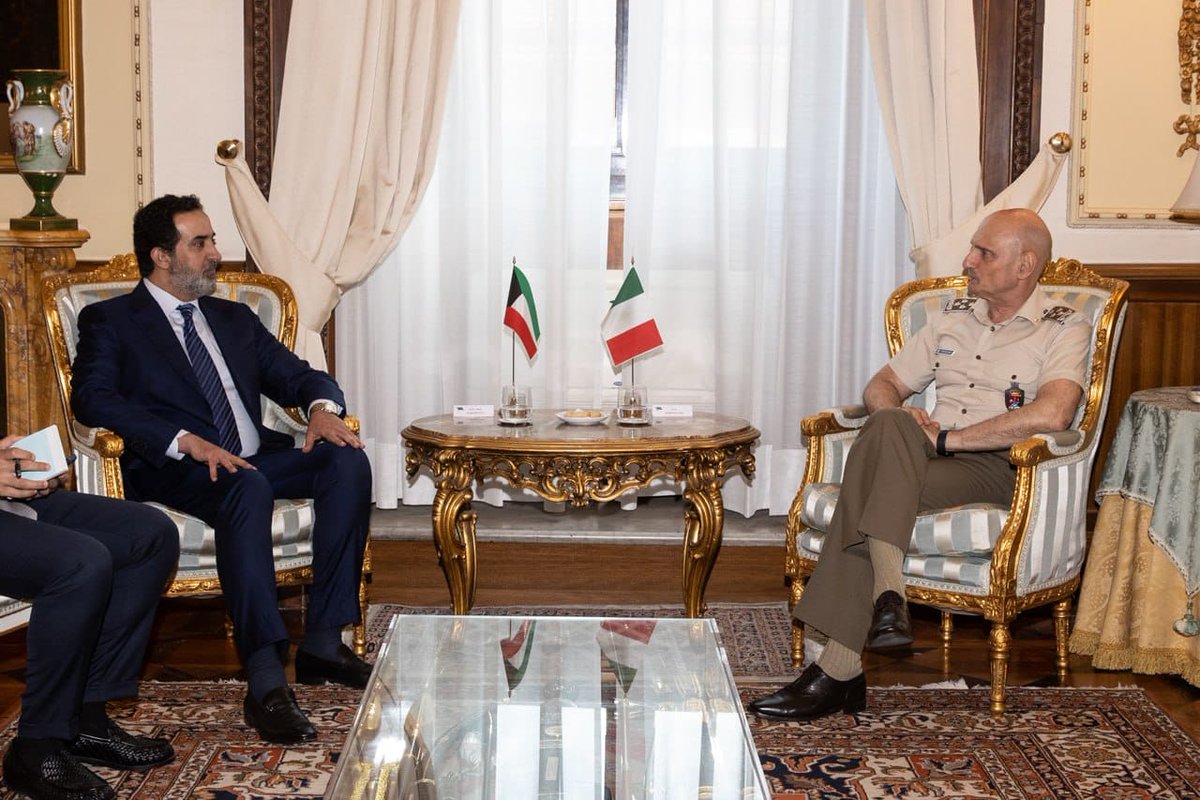 SM_Difesa's tweet photo. 📍Roma
Il Capo di Stato Maggiore della Difesa, Generale Luciano #Portolano, ha incontrato l'Ambasciatore dello Stato del Kuwait in Italia, S.E. Nasser Sanhat Alqahtani 🇰🇼

💬Nel corso del colloquio è stata confermata la solidità del partenariato tra Italia e Kuwait e la volontà condivisa di rafforzare la #cooperazione bilaterale nel settore della Difesa.

🌍Particolare attenzione è stata dedicata all'evoluzione del quadro di sicurezza in #MedioOriente, al contributo italiano alle missioni internazionali nella regione e le iniziative a tutela della #sicurezza marittima nello Stretto di Hormuz.

✅L'incontro ha ribadito il valore del dialogo strategico con i partner del Golfo quale elemento essenziale per promuovere sicurezza, #stabilità e cooperazione nell'area.

#ForzeArmate 🇮🇹 #UnaForzaperilPaese