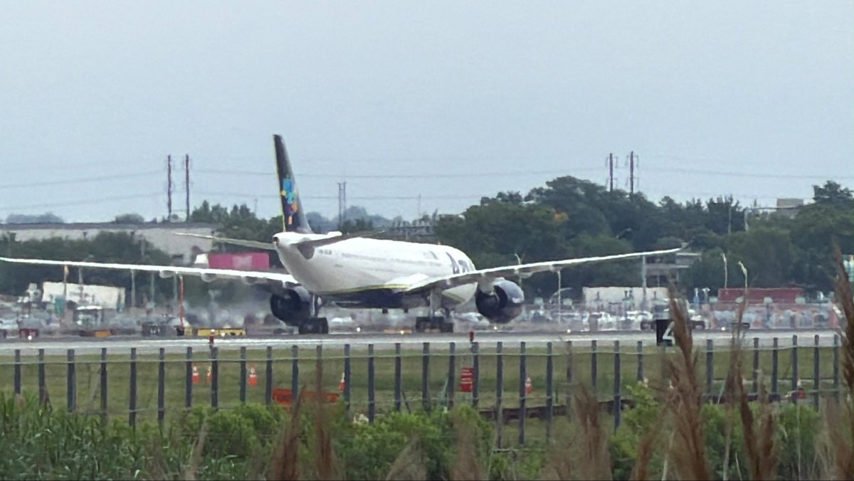 marcostenere's tweet photo. Avião da Azul chegando no aeroporto de Newark EWR. Imagens cedidas pelo meu amigo Webinho de Luz, MG . https://t.co/TA9blWIyas