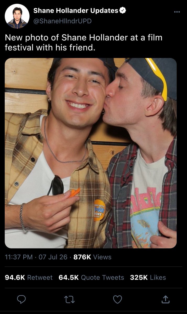 g1gianana's tweet photo. 💌 short #hollanov smau — a few months after they broke up, a photo of Shane getting a kiss from his “friend” goes viral and Ilya decides to retaliate by doing the same thing. (Un)Fortunately, jealousy takes over him this time. (1/4) https://t.co/2xWIjBKkXF
