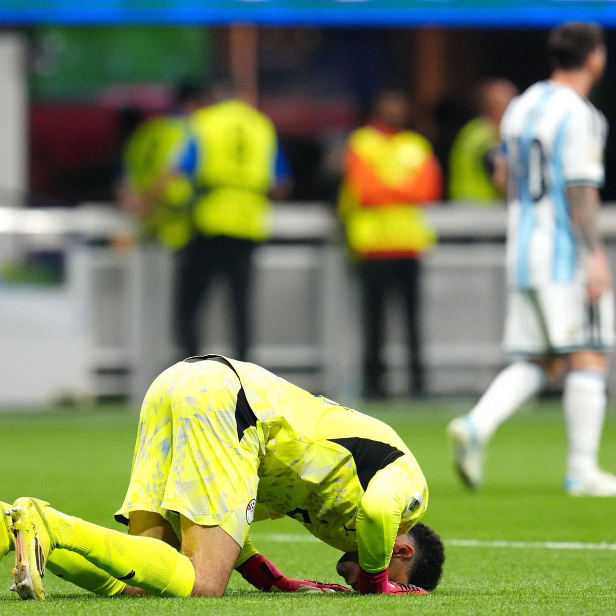 bosunatiklama's tweet photo. Mısır kalecisi, Messi'nin penaltısını kurtardıktan sonra şükür secdesine gitti. https://t.co/I5VZaYSmal