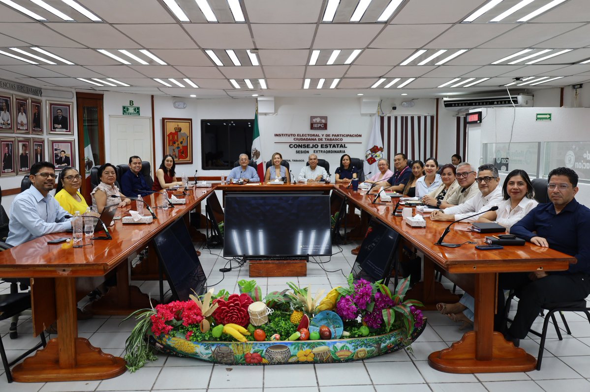 IEPCTabasco's tweet photo. Con el propósito de dar seguimiento a las acciones para el próximo Proceso Electoral 2026-2027, el #IEPCTabasco y el #INETabasco sostuvieron una reunión de trabajo para la revisión del calendario electoral, como parte de las actividades contempladas en el convenio general de coordinación y colaboración que ambas instituciones establecerán.

La reunión fue presidida por la consejera presidenta del IEPC Tabasco, Elizabeth Nava Gutiérrez, y el vocal ejecutivo del INE en Tabasco, Gregorio Aranda Acuña.

Durante la jornada participaron las consejeras electorales María Elvia Magaña Sandoval y Ángela Guadalupe Araujo Segura; el consejero electoral Vladimir Hernández Venegas; el secretario ejecutivo, Jorge Alberto Zavala Frías; así como personal directivo, titulares y coordinadores del IEPC Tabasco.

Por parte del INE Tabasco asistieron el titular de la Vocalía del Secretario, Christian Landis Rito; la vocal del Registro Federal de Electores, Laura Elena Pérez Rivera; el vocal de Capacitación Electoral y Educación Cívica, Daniel Santos Montalvo; la vocal de Organización Electoral, María Aurelia de la Paz Domínguez Solano; la encargada de despacho del Centro Estatal de Consulta y Orientación Ciudadana, Mirella del Carmen Castro Gómez; y la coordinadora operativa, Lizet Godínez Hernández.

Con estas acciones, el IEPC Tabasco y el INE Tabasco refrendan su compromiso de mantener una coordinación permanente para garantizar la adecuada planeación y organización del Proceso Electoral 2026-2027.

"Tu participación, es nuestro compromiso"
https://t.co/RbWgyIxj6j

#IEPCTabasco