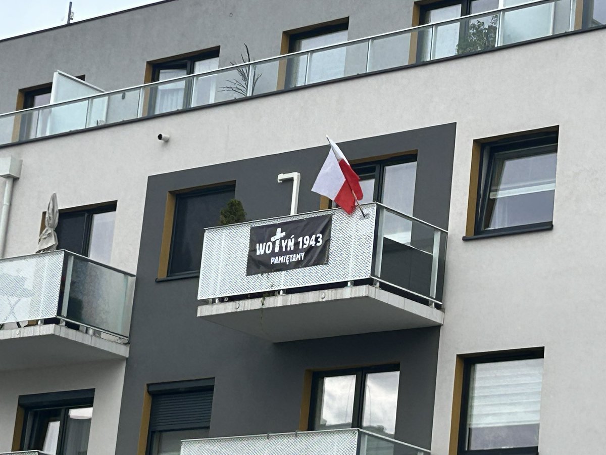 MakeMak21449200's tweet photo. Chcę poznać tego człowieka który wywiesił flagę Polski i plakat Wołyń 1943 Pamiętamy  na osiedlu we Wrocławiu, w którym ponad 50% to ukraińcy

Szacunek 🫡 🇵🇱 https://t.co/O61yFP6pzN