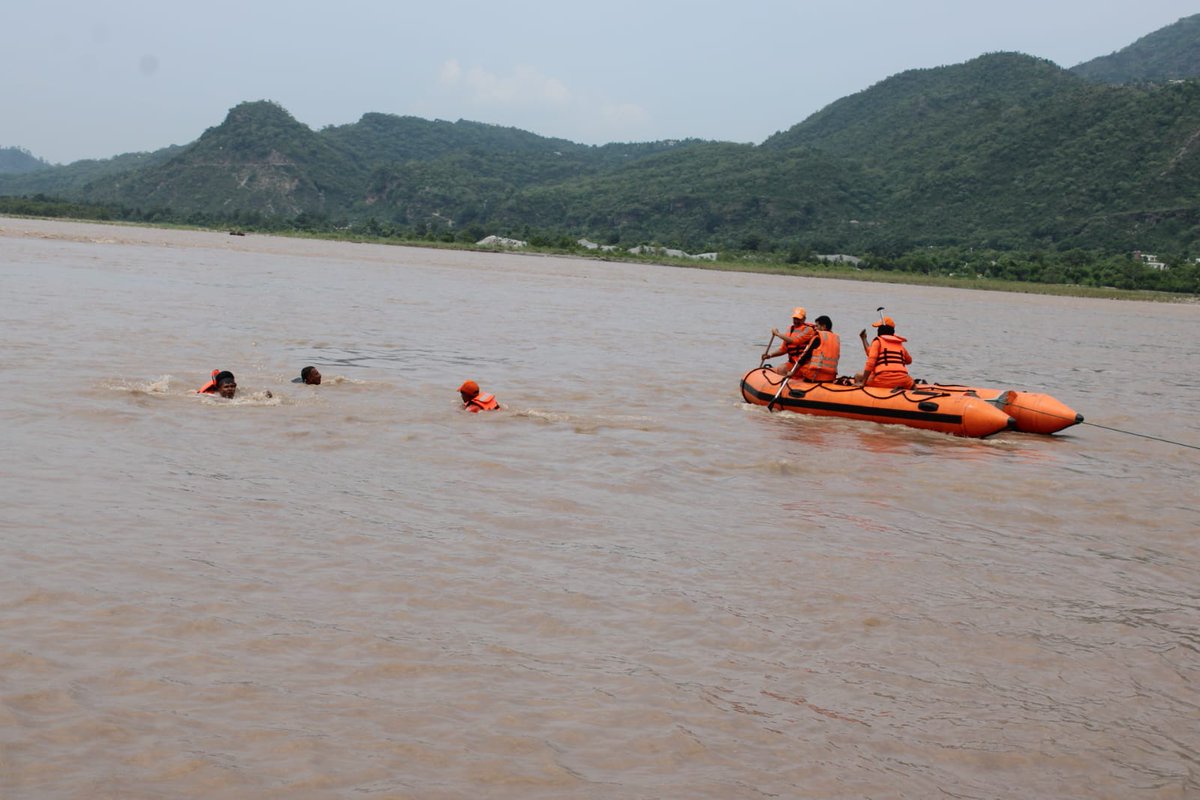 13Bnndrf's tweet photo. The 13th Battalion NDRF conducted a joint mock Flood Water Rescue (FWR) exercise at Nambla near Salal Dam, Jyotipuram, District Reasi (J&amp;K), to enhance inter-agency coordination, operational preparedness, and emergency response capabilities for the monsoon season.
@NDRFHQ https://t.co/xC1TA9CNhq