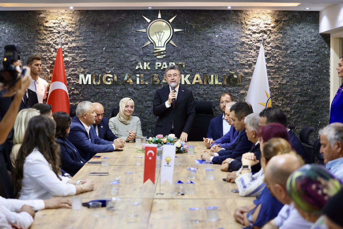 ibrahimyumakli's tweet photo. 🤝 AK Parti Sosyal Politikalar Başkanımız Sayın @drbetulsayan ile birlikte Muğla İl Başkanlığımızı ziyaret ederek kıymetli yol ve dava arkadaşlarımızla bir araya geldik.

✨ Bizim en büyük gücümüz; aramızdaki kardeşlik bağı, samimiyetimiz ve sarsılmaz birlik beraberliğimizdir.

🫂 Bir gönül seferberliğiyle Muğla’mızın her bir ferdine ulaşmaya, kalplere dokunmaya devam edeceğiz.

Bizleri muhabbetle ağırlayan İl Başkanımız Sayın @CengzhanGungor ve kıymetli teşkilat mensuplarımıza yürekten teşekkür ediyorum.