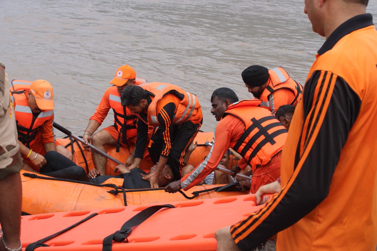 13Bnndrf's tweet photo. The 13th Battalion NDRF conducted a joint mock Flood Water Rescue (FWR) exercise at Nambla near Salal Dam, Jyotipuram, District Reasi (J&amp;K), to enhance inter-agency coordination, operational preparedness, and emergency response capabilities for the monsoon season.
@NDRFHQ https://t.co/xC1TA9CNhq