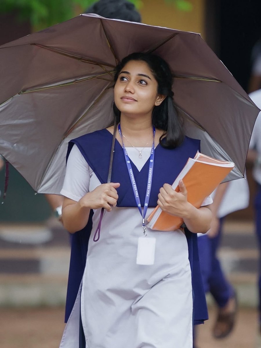 ITZmeeMari1's tweet photo. School dress la nalla irukale 😍😍 https://t.co/Y2o50On3XV