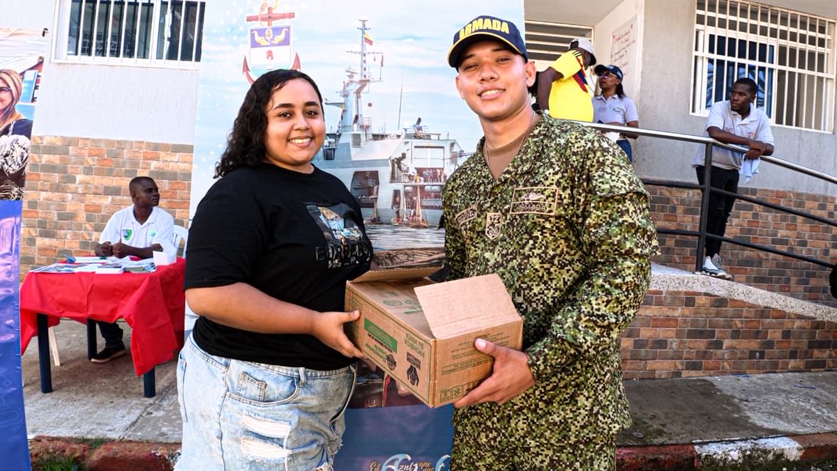 ArmadaColombia's tweet photo. Con el firme propósito de contribuir al bienestar y mejorar la calidad de vida de las comunidades más vulnerables del principal puerto del Pacífico, la Armada de Colombia a través de la Brigada de Infantería de Marina No.2, en articulación con entidades públicas y privadas, lideró dos jornadas de bienestar en el Distrito Especial de Buenaventura, Valle del Cauca, enfocadas en atención médica integral y veterinaria.